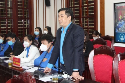 Đại diện cán bộ và đoàn viên dự hội nghị đặt câu hỏi với đồng chí Bí thư Tỉnh ủy và Chủ tịch UBND tỉnh.