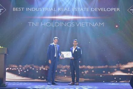 Đại diện TNI Holdings Vietnam vinh dự lên nhận giải thưởng.