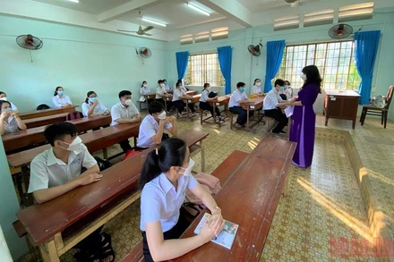 Học sinh Trường THPT Thống Nhất A, huyện Trảng Bom (Đồng Nai) trở lại học trực tiếp từ sáng 22/11. (Ảnh: THIÊN VƯƠNG)