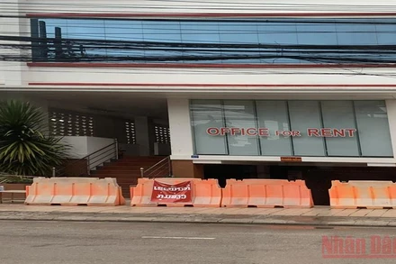 Một địa điểm bị phong tỏa nhằm hạn chế nguy cơ lây nhiễm Covid-19 tại thủ đô Vientaine. (Ảnh: XUÂN SƠN)