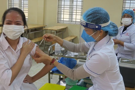 Một điểm tiêm cho học sinh từ 16-18 tuổi tại huyện Phú Xuyên.