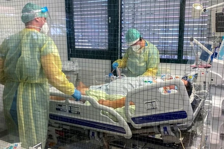 Các nhân viên y tế chăm sóc bệnh nhân Covid-19 trong phòng chăm sóc đặc biệt của Bệnh viện Munchen Klinik Schwabing, Munich, Đức, ngày 12/11. (Ảnh: Reuters)