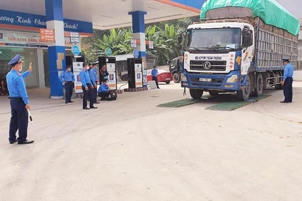 Một xe quá tải trên quốc lộ 70. (Ảnh: Tổng cục Đường bộ Việt Nam)