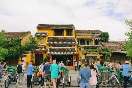 Khách quốc tế đến Hội An. 