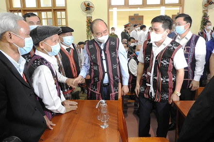 Chủ tịch nước Nguyễn Xuân Phúc trò chuyện cùng các cán bộ lão thành ở xã Ba, Đông Giang, Quảng Nam.