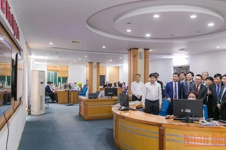 Các đại biểu Trung ương, tỉnh Nghệ An tham quan Tòa soạn hội tụ của Báo Nghệ An. (Ảnh: ĐỨC ANH)