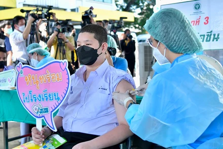 Một học sinh ở thủ đô Bangkok tiêm vaccine ngừa Covid-19 trước năm học mới. (Ảnh: Chính phủ Thái Lan).