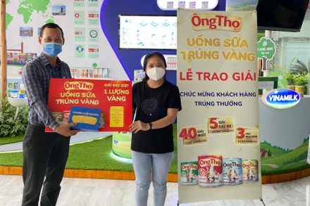 Chị Thu Thảo (Quận Bình Tân, TP Hồ Chí Minh), một trong những khách hàng may mắn “rinh” giải đặc biệt – 1 lượng vàng. (Ảnh: VNM) 