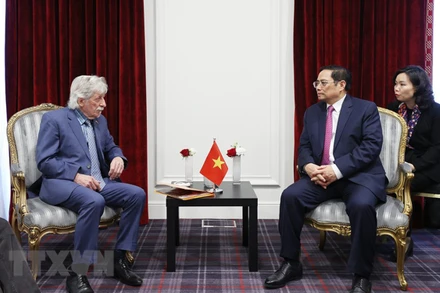 Thủ tướng Phạm Minh Chính tiếp Chủ tịch Hội Hữu nghị Pháp-Việt Gérard Daviot. (Ảnh: Dương Giang/TTXVN)