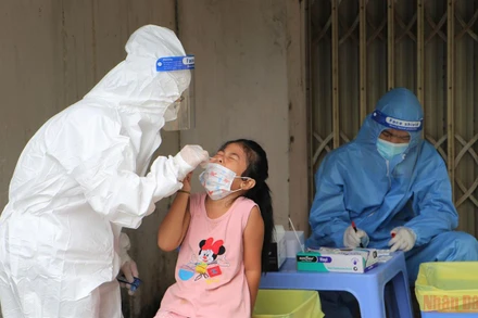 Lấy mẫu xét nghiệm Covid-19 cho trẻ em ở Đồng Nai.