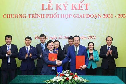 Đại diện lãnh đạo hai cơ quan ký Chương trình phối hợp giai đoạn 2021-2025 (Ảnh: Molisa).