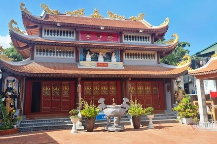 Từ nhà gỗ 3 gian nay Nhà thờ họ Lê Hữu trở thành ngôi chùa bằng bê tông cốt thép 3 tầng.