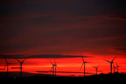 Các turbine điện gió lúc hoàng hôn tại Pháp. Ảnh: Reuters.