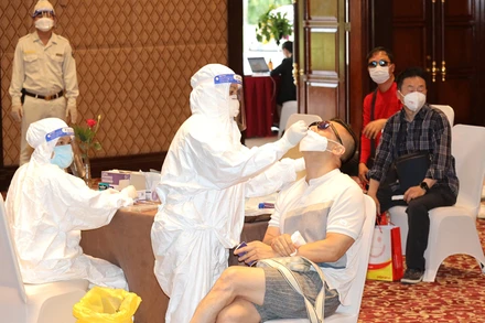 Lấy mẫu xét nghiệm Covid-19 cho các du khách quốc tế đầu tiên tới Phú Quốc (Ảnh: Tổng cục Du lịch) 