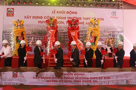 Tổ chức khởi động xây dựng công trình Trường Trung học phổ thông Kỳ Sơn. 