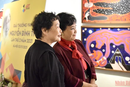 Lễ trao giải văn học - nghệ thuật Nguyễn Đình Thi 2021 trong không gian triển lãm "Mát trong". (Ảnh: Minh Duy)