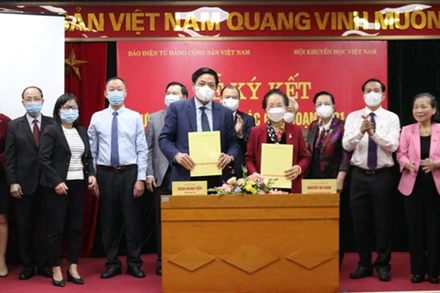 Quang cảnh lễ ký kết hợp tác giữa 2 bên. (Ảnh: Báo điện tử Đảng Cộng sản Việt Nam)