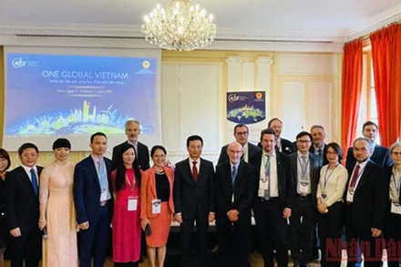 Bộ trưởng Nguyễn Mạnh Hùng (giữa) cùng ban tổ chức, diễn giả tại Hội nghị.