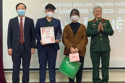 PGS, TS Mai Đức Ngọc - Chủ tịch Hội đồng trường Học viện Báo chí và Tuyên truyền và Đại tá, nhà báo Đỗ Phú Thọ - Phó tổng biên tập Báo Quân đội nhân dân trao giải đặc biệt cho nhóm tác giả đoạt giải. (Ảnh: BTC)