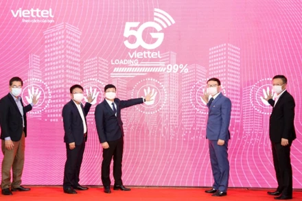 Lãnh đạo tỉnh Vĩnh Phúc và đại diện Viettel khai trương phát sóng mạng 5G.