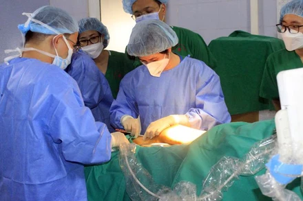 Các bác sĩ can thiệp cho bệnh nhân.