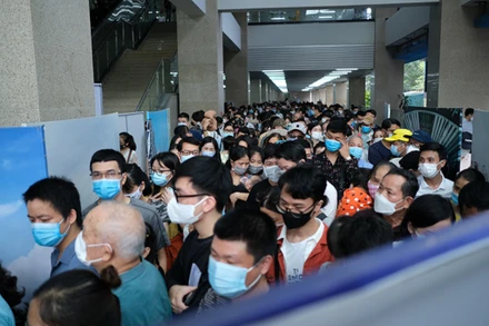 Người dân chen chúc đi thử tàu điện Cát Linh - Hà Đông, tiềm ẩn nguy cơ dịch bệnh