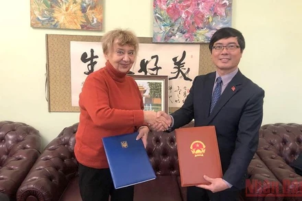 Đại sứ Nguyễn Hồng Thạch và bà N.V.Zaimenko ký thỏa thuận hợp tác.