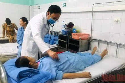 Bác sĩ thăm, khám sức khỏe cho bệnh nhân.