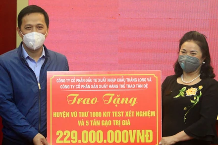 Trao 1.000 kít xét nghiệm Covid-19 và 5 tấn gạo trị giá 229 triệu đồng cho huyện Vũ Thư.