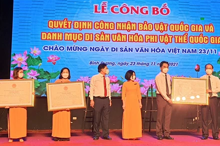 Lãnh đạo tỉnh Bình Dương trao Quyết định công nhận Bảo vật quốc gia và Di sản văn hóa phi vật thể quốc gia cho lãnh đạo Sở Văn hóa, Thể thao và Du lịch tỉnh.