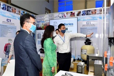 Các đại biểu tham quan gian hàng tại triển lãm.