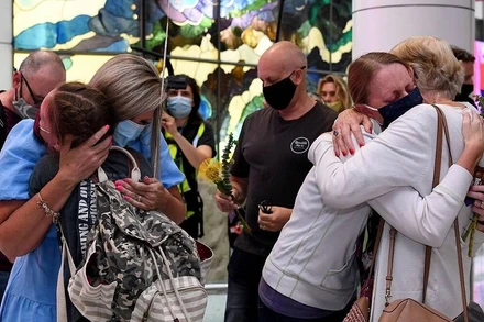 Người thân đoàn tụ tại sân bay Sydney sau khi Australia nới lỏng các hạn chế kiểm soát biên giới quốc tế lần đầu tiên trong đại dịch Covid-19 hồi đầu tháng 11. (Ảnh: Reuters)