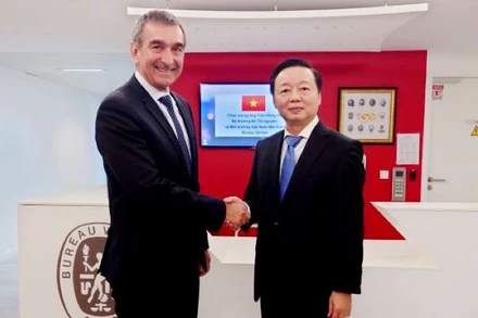Ông Marc Boissonnet, Phó Chủ tịch Tập đoàn Bureau Veritas, chào mừng Bộ trưởng Trần Hồng Hà đến thăm.
