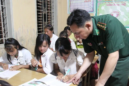 Lớp học xóa mù chữ tại bản Huổi Pá, xã Mường Lạn, huyện Sốp Cộp.