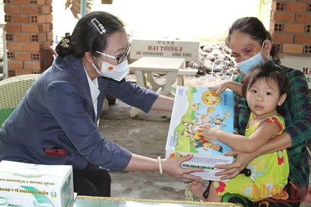 Lãnh đạo tỉnh Vĩnh Long thăm và trao tặng quà cho cháu Cao Thị Kim Ngân. 