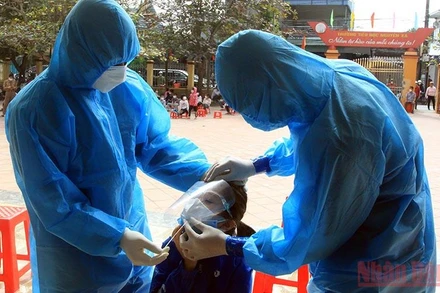 Lấy mẫu xét nghiệm diện rộng trên toàn địa bàn huyện Vũ Thư, tỉnh Thái Bình để bóc tách ca F0 ra khỏi cộng đồng.