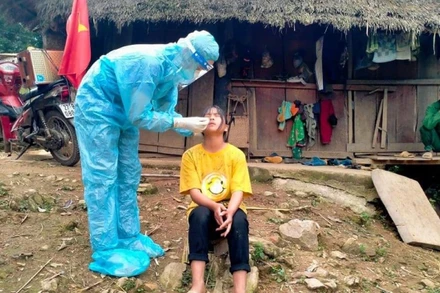 Về bản, đi nương lấy mẫu test nhanh cho người dân Mường Nhà. (Ảnh: Bác sĩ Từ Bá Hải)