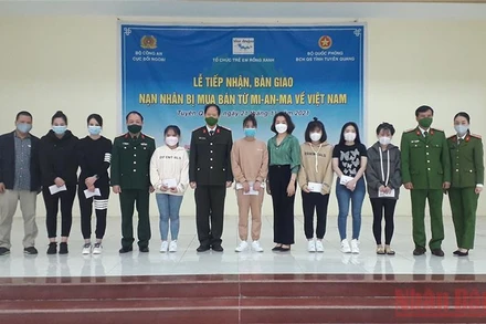 Đại diện các đơn vị chức năng trao quà hỗ trợ các nạn nhân bị mua bán người được giải cứu từ Myanmar về Việt Nam.