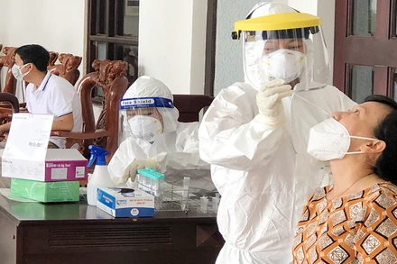 Tăng cường lấy mẫu xét nghiệm tầm soát để phát hiện sớm người bị nhiễm Covid-19 tại Sóc Trăng.