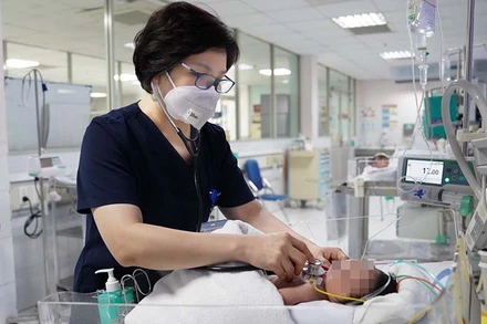 ThS, BS Chu Lan Hương thăm khám cho bệnh nhi. (Ảnh: BVCC)