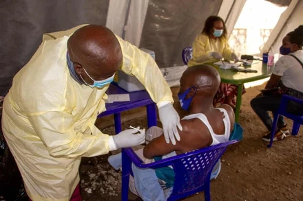 Tiêm vaccine ngừa Covid-19 tại Cộng hòa Dân chủ Congo. (Ảnh: Xinhua)
