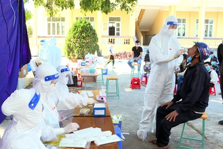  Lực lượng y tế triển khai lấy mẫu diện rộng trên địa bàn huyện Hải Hà.