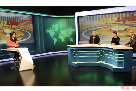 Bàn tròn về giảng dạy trực tuyến với sự tham gia của AUF, Bộ Giáo dục và Đào tạo Việt Nam cùng Đại học Quốc Gia Hà Nội. (Ảnh: AUF)