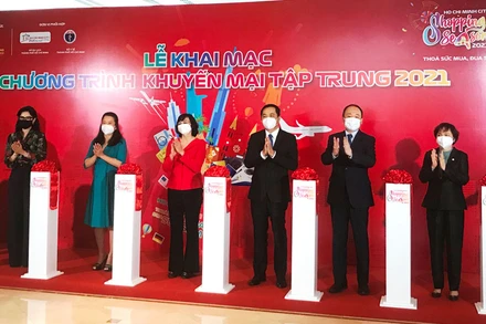 Đại diện UBND TP Hồ Chí Minh và Ban tổ chức khai mạc Chương trình khuyến mãi tập trung năm 2021. 