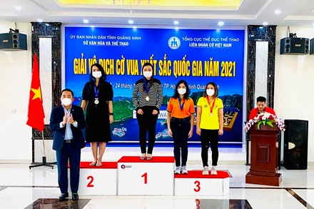 Ban Tổ chức trao huy chương vàng, bạc cho kỳ thủ nữ xuất sắc nội dung cờ tiêu chuẩn.
