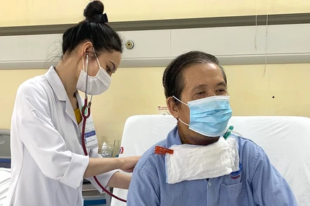 Bệnh nhân khỏe mạnh sau mổ, có thể ăn uống qua đường xông.