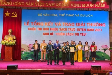 Trao giải thưởng sách.