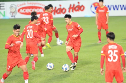 Đình Trọng hứng khởi tập luyện cùng các đồng đội. (Ảnh: VFF)