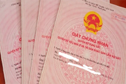 Giấy chứng nhân quyền sử dụng đất bị nhóm Hải đánh tráo được Công an TP Cần Thơ thu giữ. (Ảnh: Công an TP Cần Thơ)