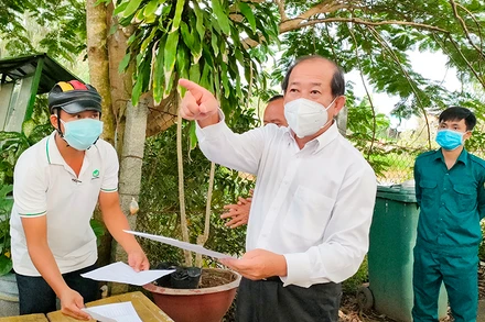 Phó Chủ tịch Ủy ban nhân dân tỉnh Đồng Tháp Đoàn Tấn Bửu kiểm tra công tác phòng, chống dịch tại xã Phú Cường, huyện Tam Nông.